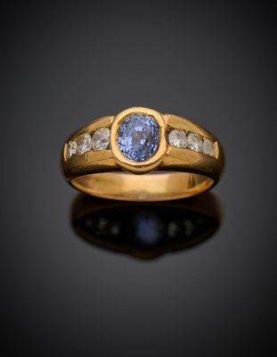 bague en or jaune avec saphir bleu et diamants