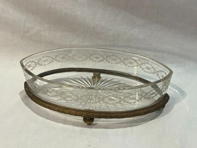 an image of a glass bowl on a stand