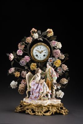 une horloge posée sur une table
