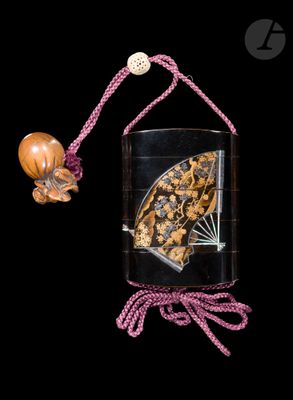 une photo d'un papillon dans une vitrine, suspendu à une ficelle