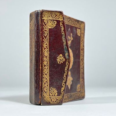 un vieux livre posé sur une table