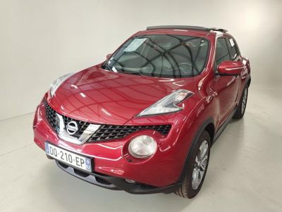 Le SUV Nissan Juke rouge est garé dans une pièce blanche.