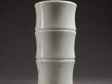 un vase blanc posé sur une table