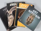 trois livres consacrés à l'art et à la sculpture posés sur une surface blanche