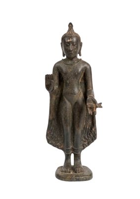 une image représentant une statue d'une personne portant un chapeau