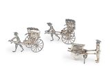 trois figurines en métal représentant une calèche et un carrosse