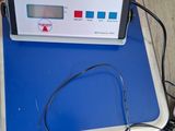 a scale that is sitting on top of a table