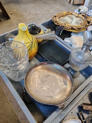 beaucoup d'objets en argent et en verre sur la table