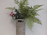 un vase contenant une plante, posé sur une table