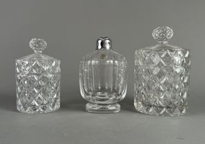 trois bouteilles en verre transparent posées les unes à côté des autres sur une table