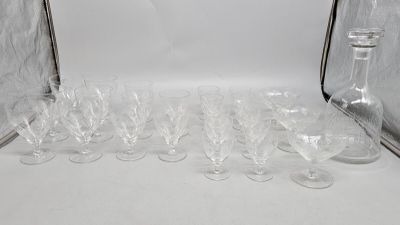 de nombreux verres à vin vides posés sur une table blanche
