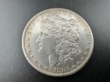 une pièce de monnaie en argent portant un visage de femme