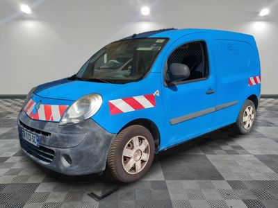la photo d'une camionnette bleue avec une bande rouge et blanche sur le côté