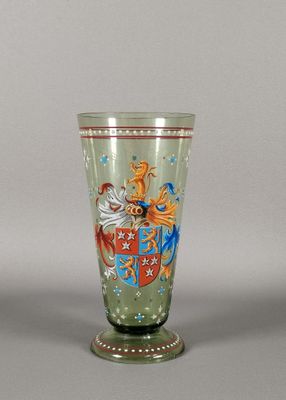 une image représentant un vase en verre orné d'un blason