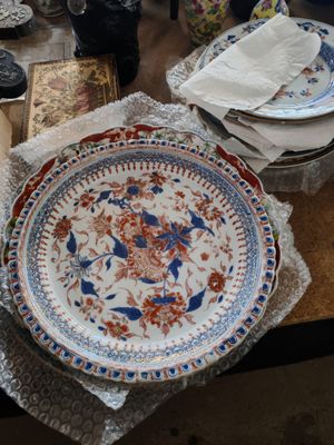 une table sur laquelle sont posés des assiettes et des bols, et un livre posé sur la table à côté