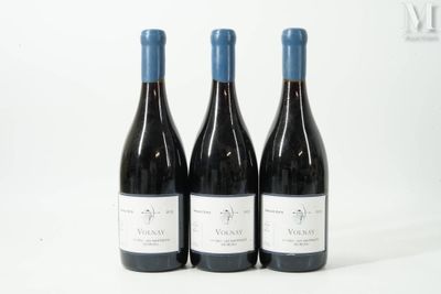 trois bouteilles de vin posées sur une table l'une à côté de l'autre