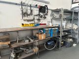 un établi avec de nombreux outils