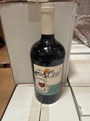 une bouteille de vin posée sur une table