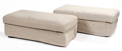 une paire de repose-pieds beiges posés sur une surface blanche, avec un fond blanc