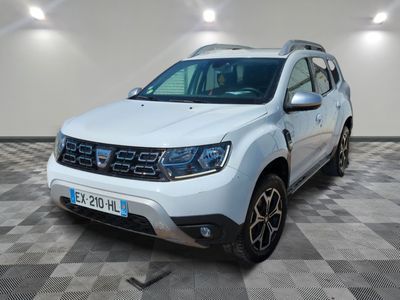 l'avant d'une Dacia blanche garée sur un sol à damier