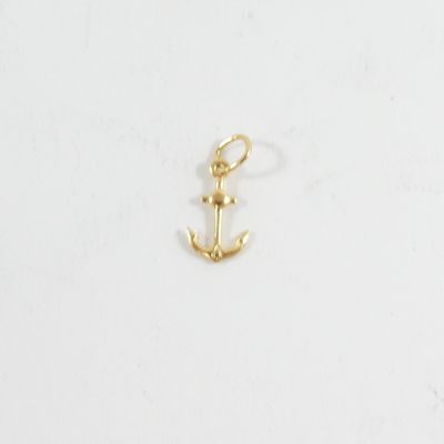 un pendentif en forme d'ancre dorée sur fond blanc