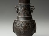 un vase brun posé sur une table