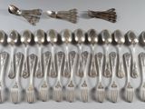 beaucoup de cuillères et de fourchettes en argent sur la table
