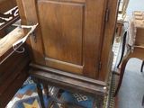 un petit meuble en bois surmonté d'une étoile