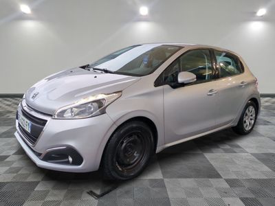 la photo d'une voiture argentée garée dans un garage