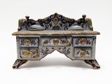un petit bureau bleu et blanc sur lequel se trouve une horloge
