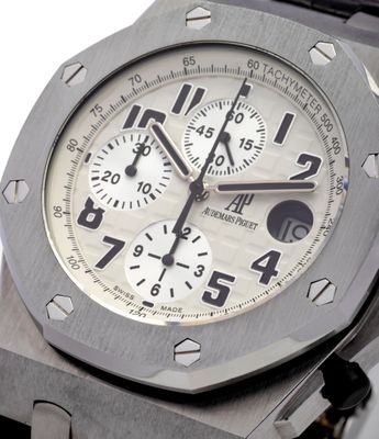 une montre en argent avec un cadran blanc et des aiguilles noires