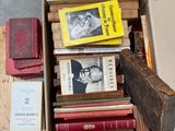 une boîte pleine de livres posée sur le sol