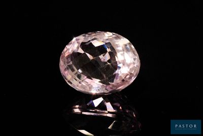 gros plan d'un diamant rose sur une surface noire