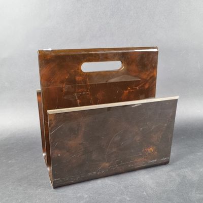 an image of a magazine holder with a handle on a gray background