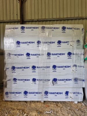 une pile de rouleaux de papier posée sur un tas de terre