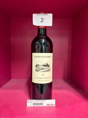 une bouteille de vin présentée dans un coffret