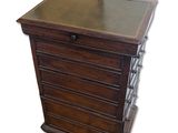 une image représentant une commode en bois montée sur roulettes