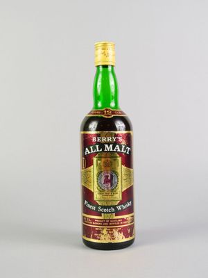 l'image d'une bouteille de whisky posée sur une table