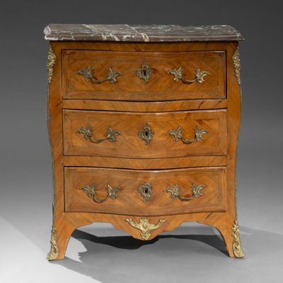 une commode ancienne avec un plateau en marbre sur fond gris