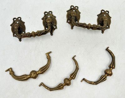 19 / A1 / Lot de 5 poignées en bronze comprenant deux p…
