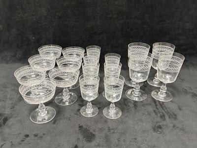 un grand nombre de verres posés sur une table