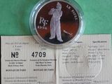 une pièce d'argent sur laquelle figure l'image d'un homme tenant une batte de baseball