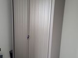 une photo d'une pièce avec un placard et un ordinateur