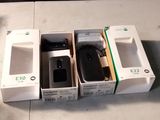 trois téléphones portables posés côte à côte sur une table