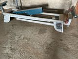 a machine that is sitting on the floor in the garage