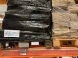 une grande pile de boîtes sur une palette dans un entrepôt