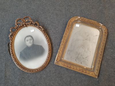 Une vieille photo d'une femme en robe noire se trouve à côté d'une photo d'une femme en robe noire
