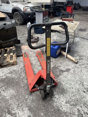 une photo d'un chariot élévateur dans un parking