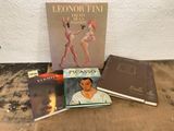 une pile de livres posée sur une table en bois