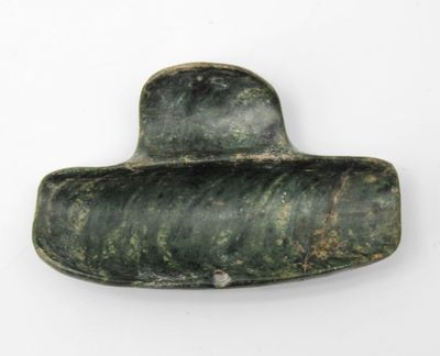 Pendentif en forme de T représentant une huître ailée stylis…